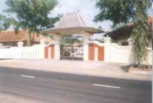 Gerbang SMPN 1 Cawas dari jalan raya
